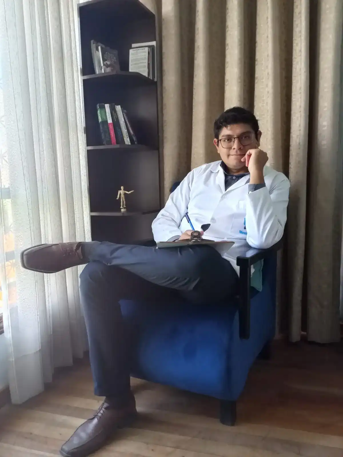 Dr. Hernan Hinojosa en consultorio